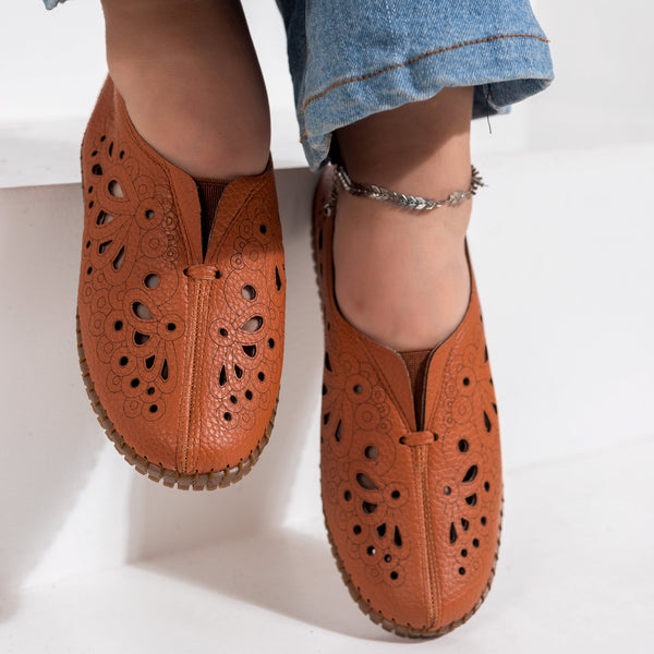 Leather shoes with perforations and engravings code B1